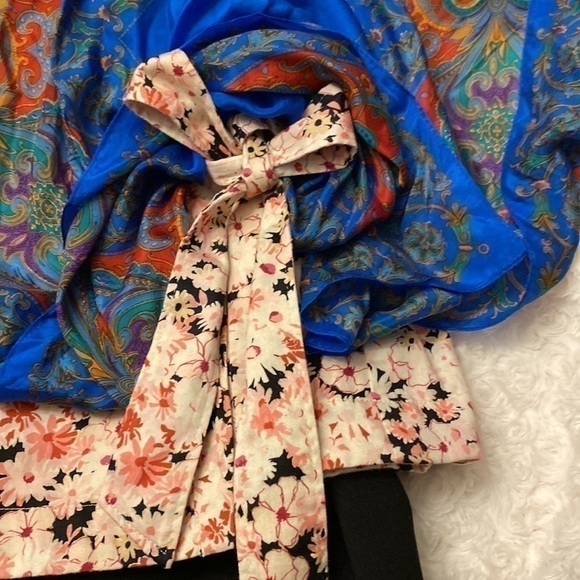 VAN Heusen Wrap Around Top. Fun field full of flowers 🌸 print. Size XL - Picture 5 of 10